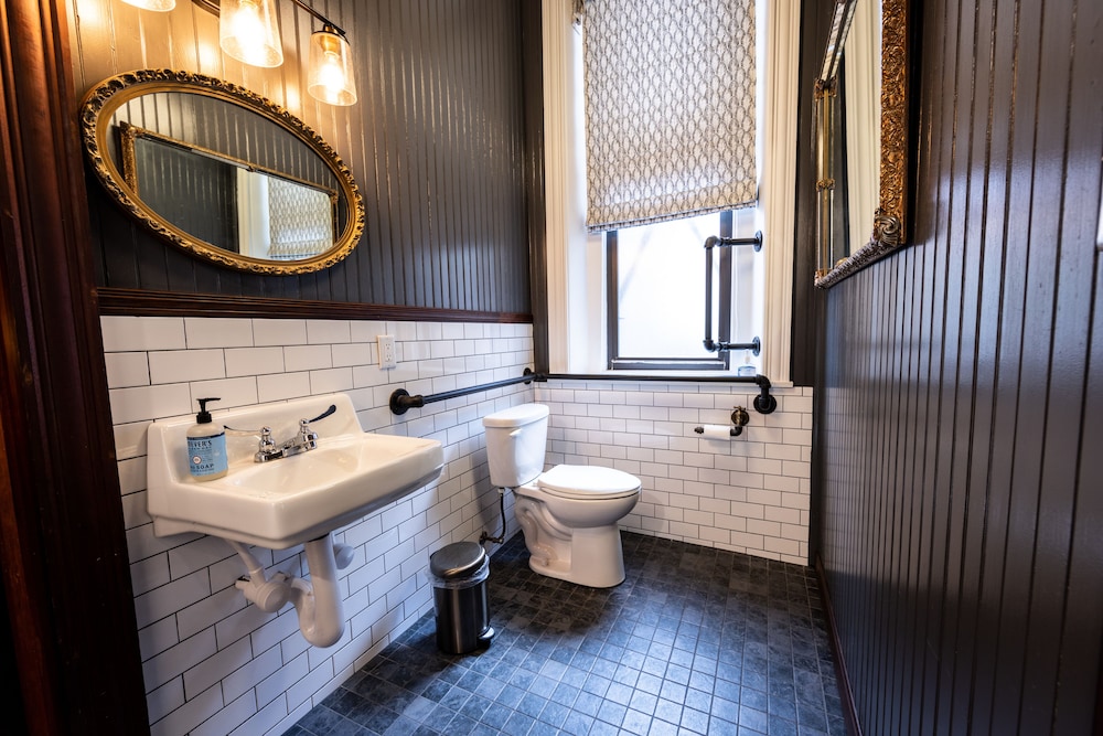 Traveler's Rest Hotel - photo 30
