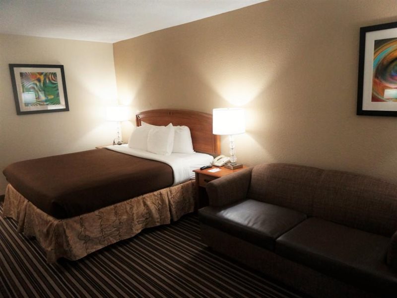 Howard Johnson by Wyndham Greensboro Near the Coliseum - photo 7
