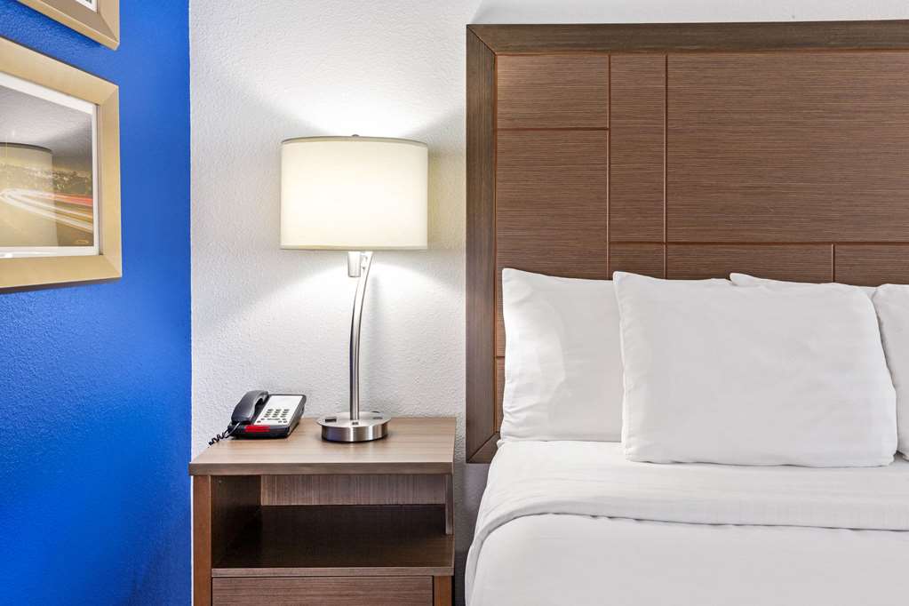La Quinta Inn & Suites by Wyndham NE Long Beach Cypress - photo 22