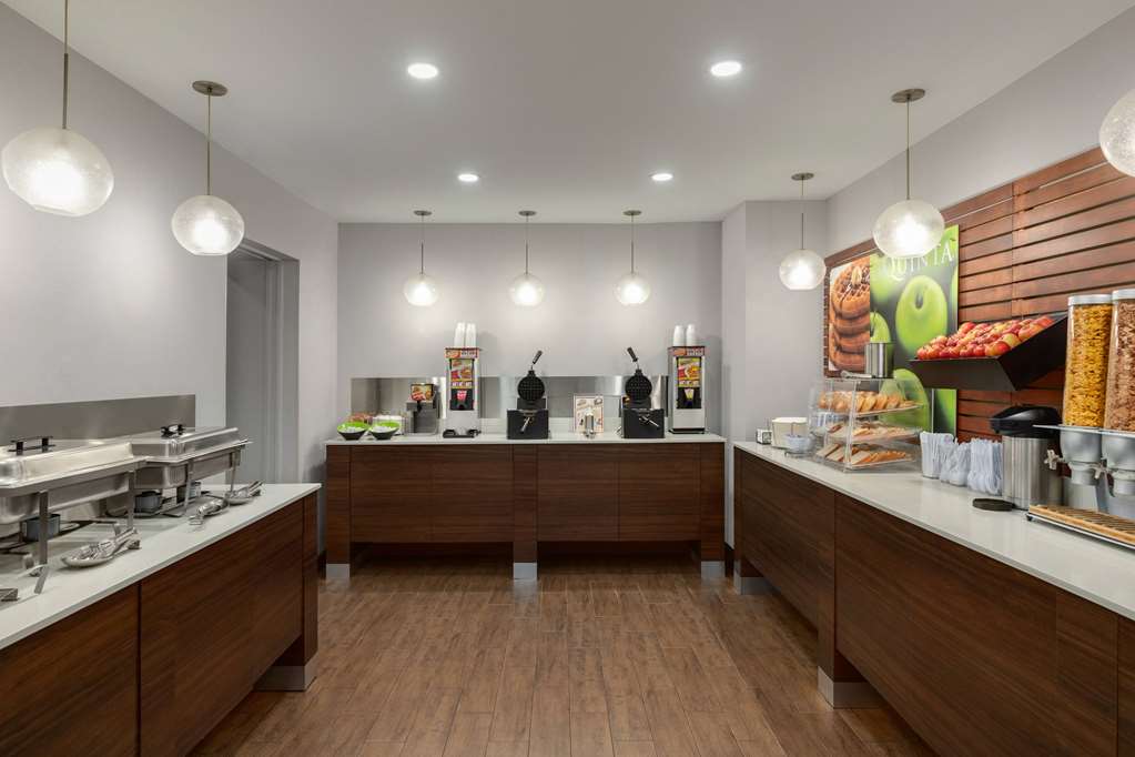 La Quinta Inn & Suites by Wyndham Oceanfront Daytona Beach - photo 6