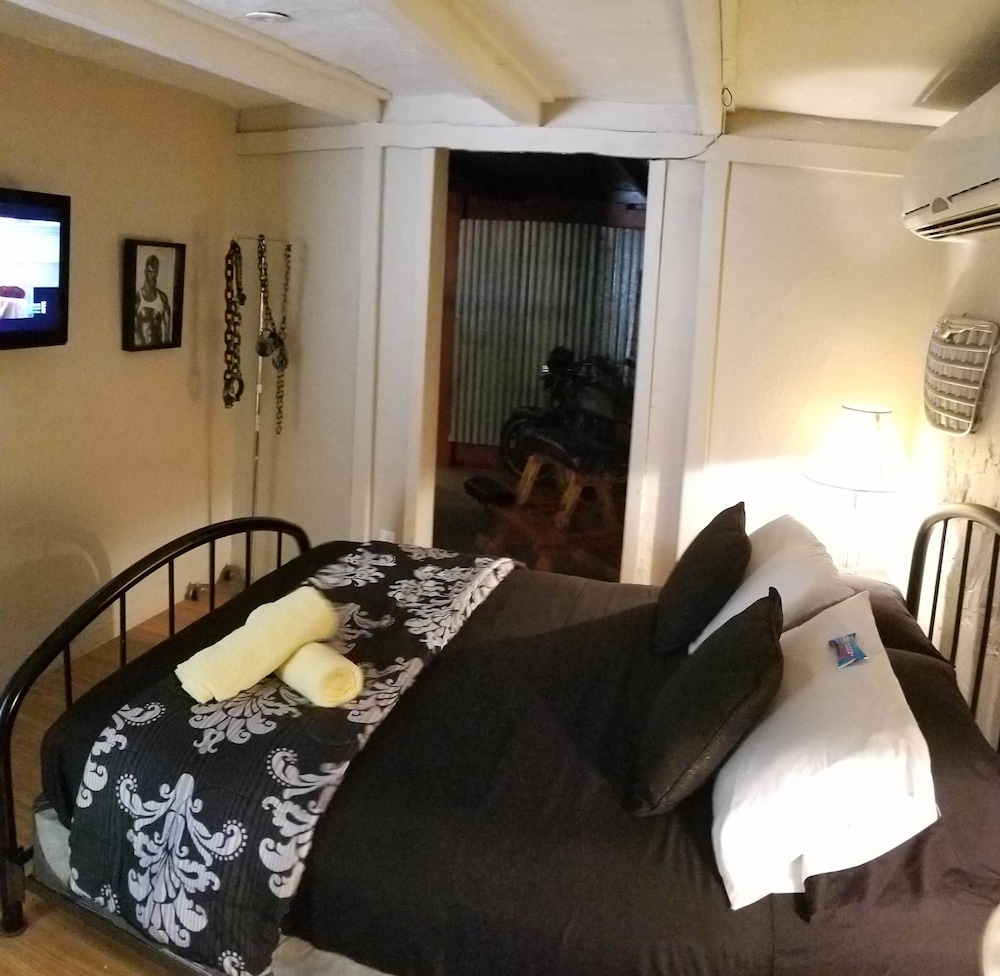 Inn Leather Guest House Male Only LGBT - photo 7