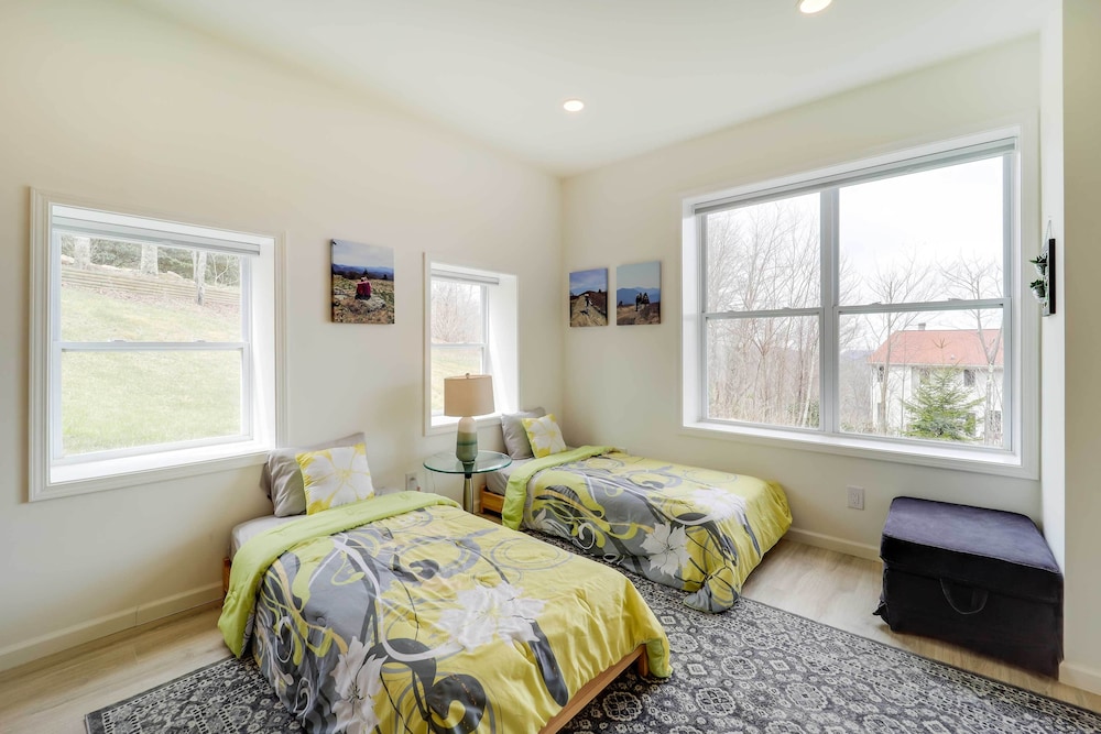 Deck Grill & Fire Pit: Sugar Mountain Retreat in Banner Elk, United States