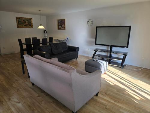 D’s Place Hull Gatineau Ottawa with Free Parking in Gatineau, Canada