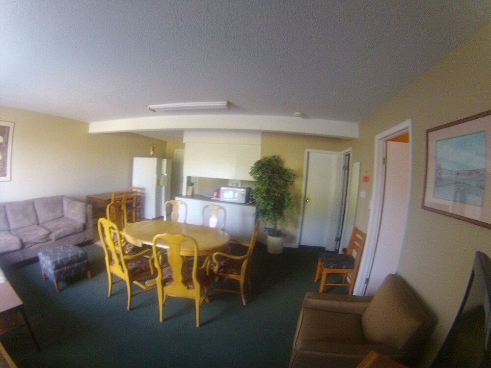 Outpost Motel — hotel in Cardston