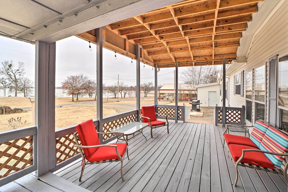 Eufaula Escape with Deck Steps to Lake — hotel in Eufaula
