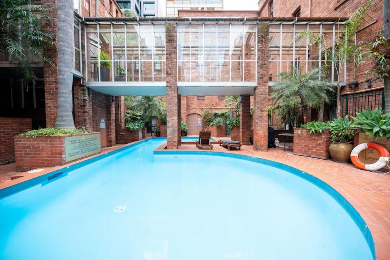 Gordons Place Entire Apartment CBD Location — 4-Star Luxury Hotel in Melbourne, Australia