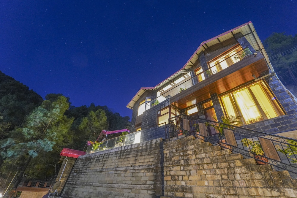 Kamlia 3 BHK Villa By Dumnu Homes — 4-Star Luxury Hotel in Kasauli, India