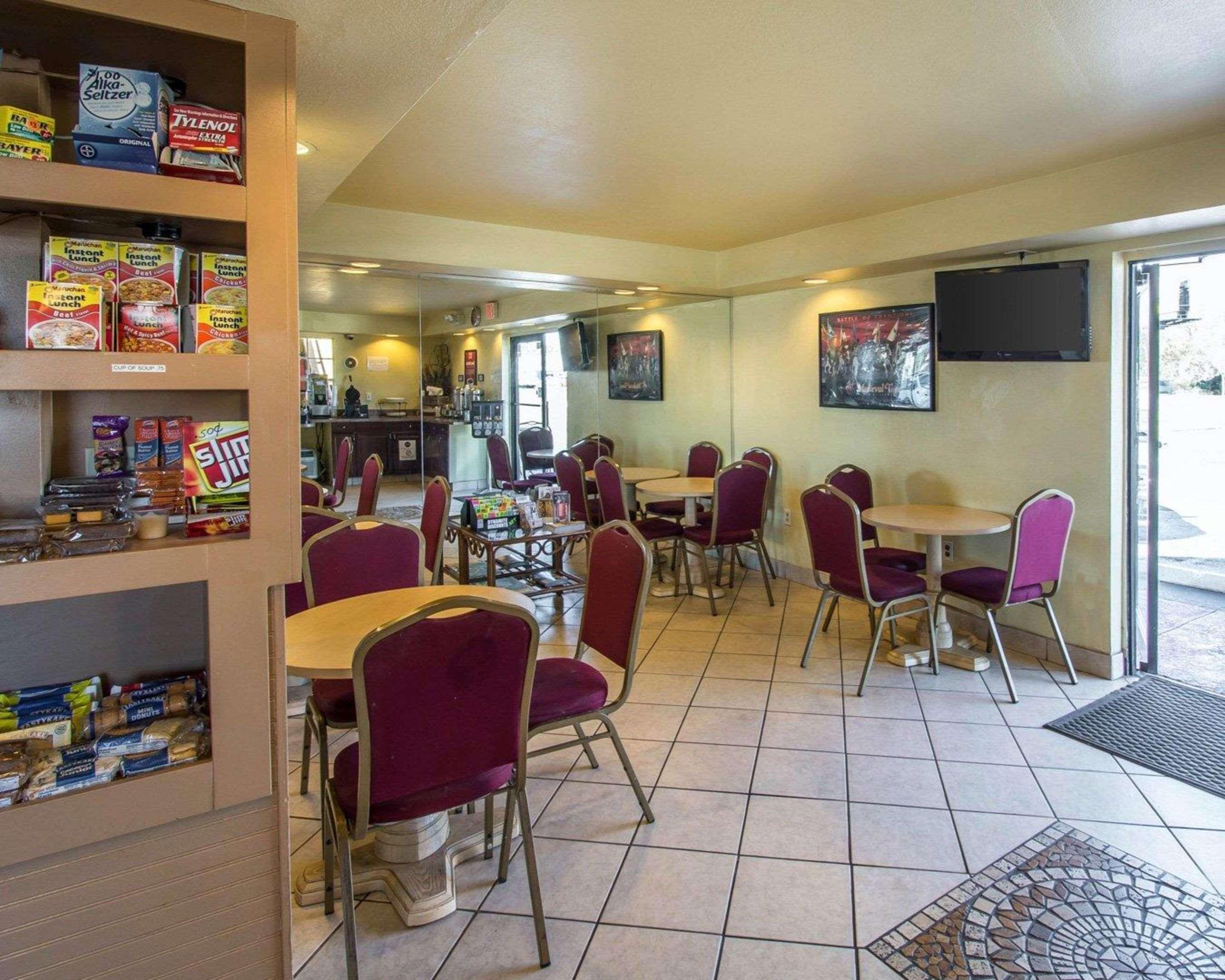 Econo Lodge Inn & Suites Maingate Central - photo 27