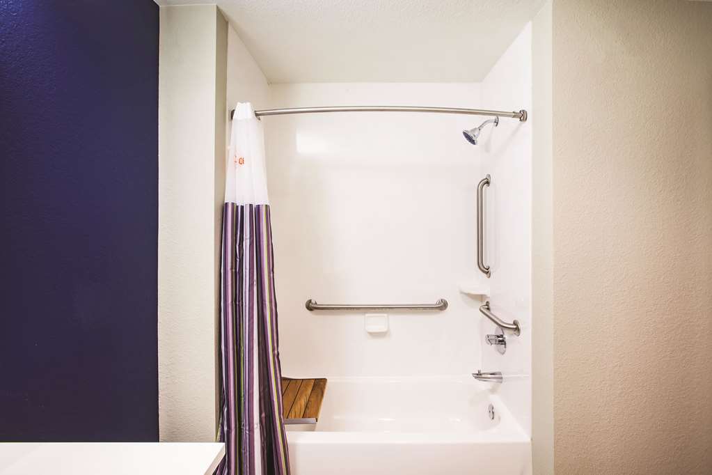La Quinta Inn & Suites by Wyndham Wichita Northeast - photo 8