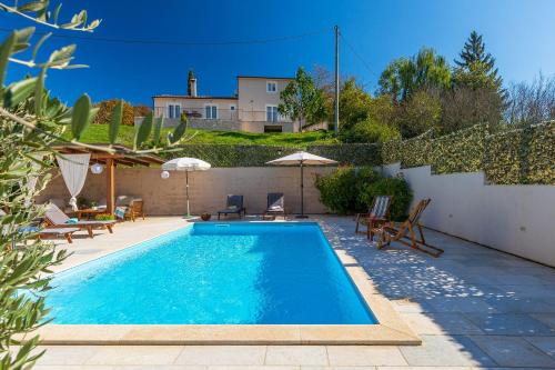 Traumhafte Finca mit Tischtennis Spielplatz Basketballplatz Privatpool Outdoor Kueche — hotel in Pazin