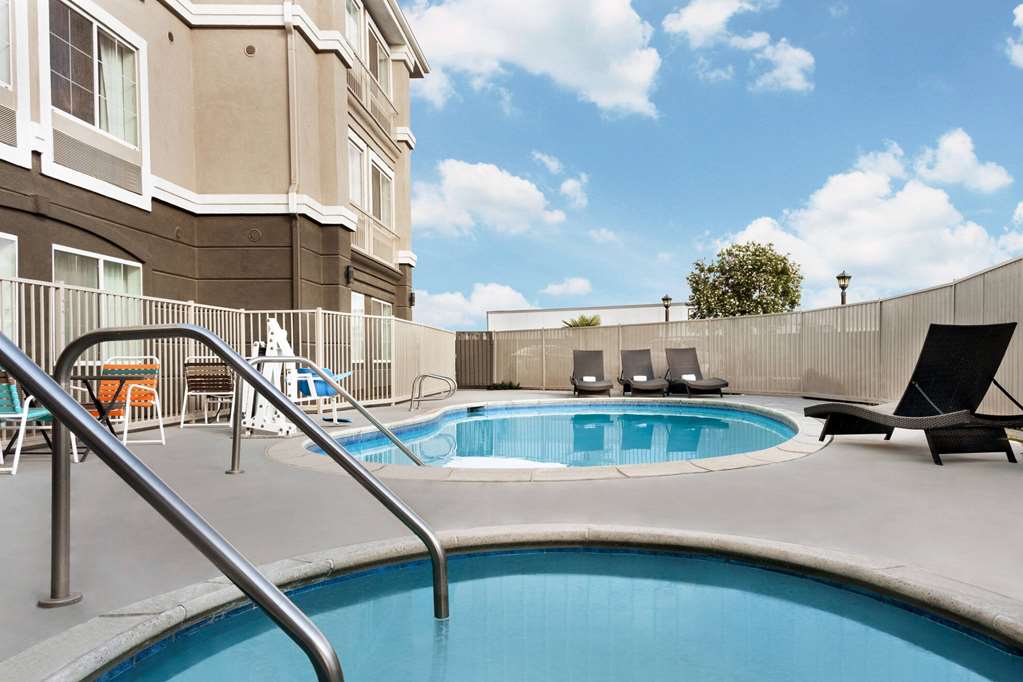 La Quinta Inn & Suites by Wyndham Hesperia Victorville - photo 12