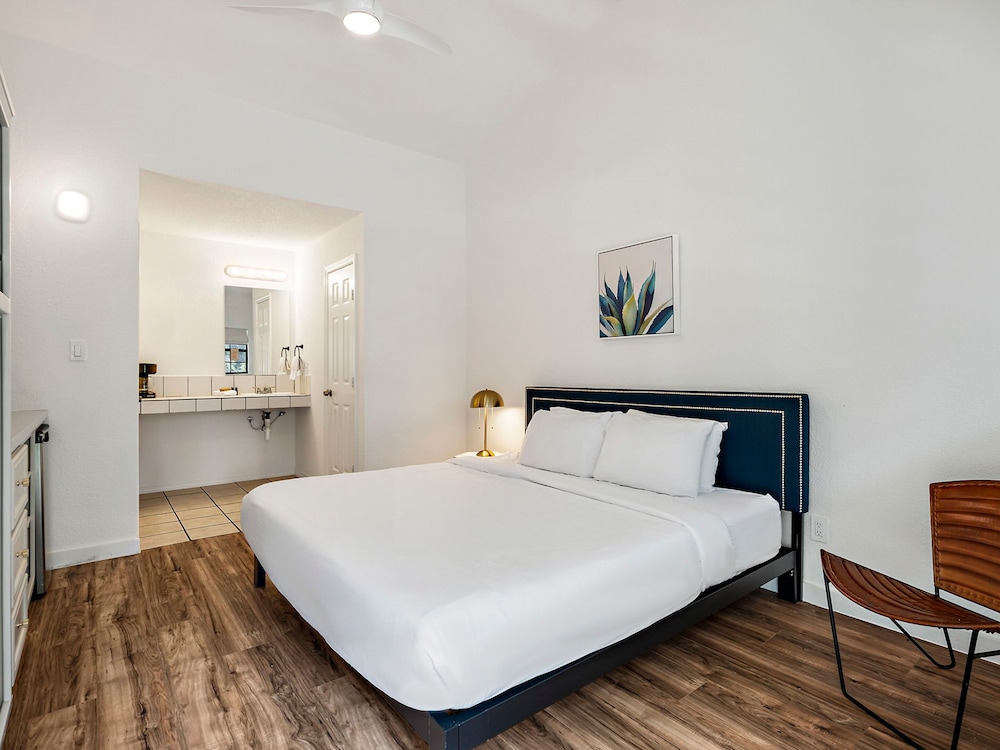 The Claire Hotel - photo 2