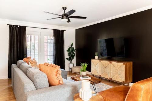Stylish Downtown Nashville Condo with Patio & Free Parking — 4-Star Luxury Hotel in Nashville, United States