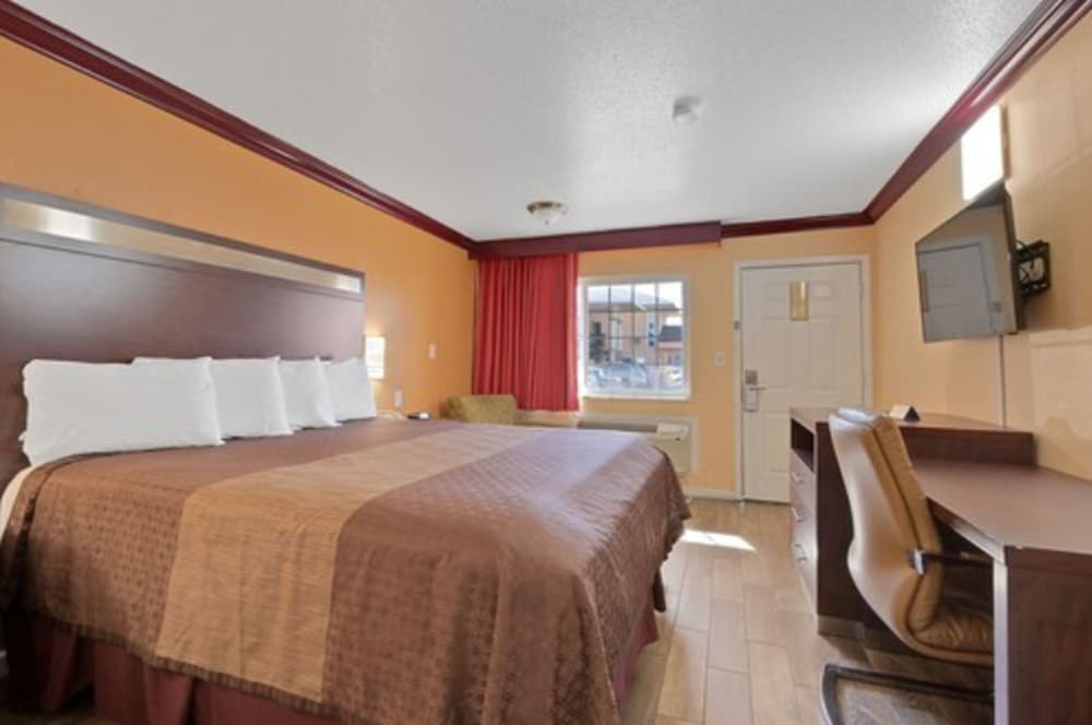 America's Deluxe Inn - photo 19
