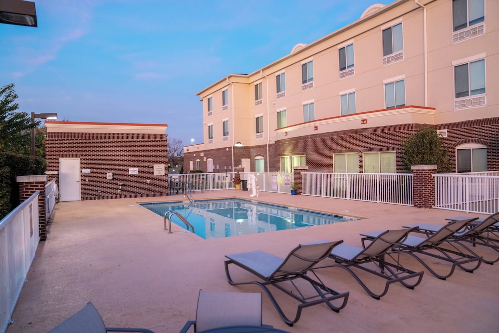 Holiday Inn Express Pembroke by IHG - photo 37