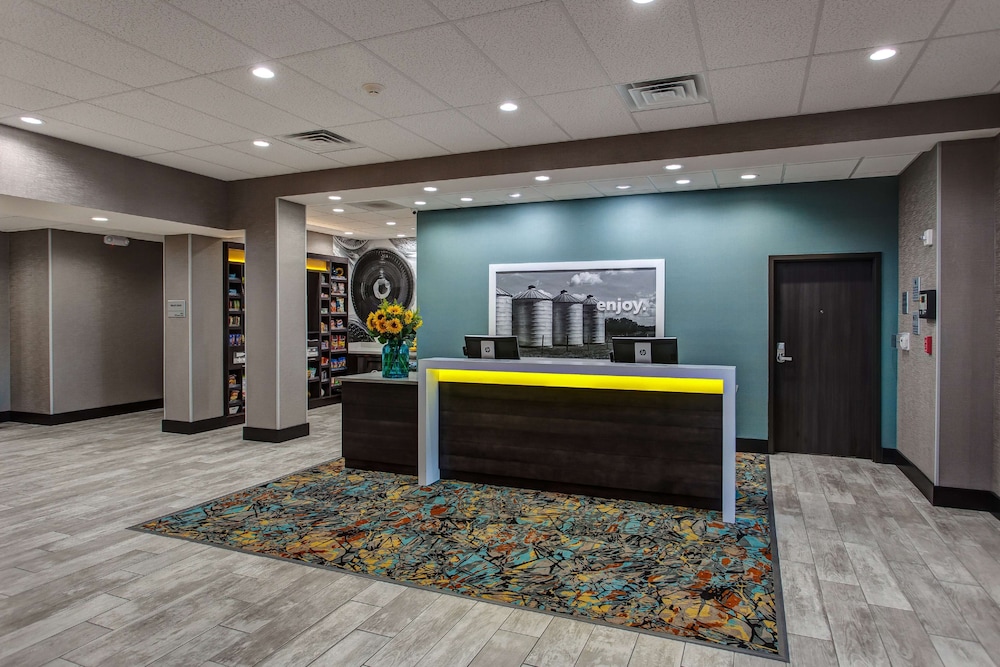 Hampton Inn & Suites Wichita Airport - photo 3