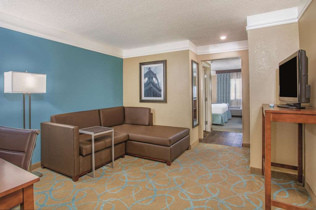 La Quinta Inn & Suites by Wyndham Elizabethtown - photo 12