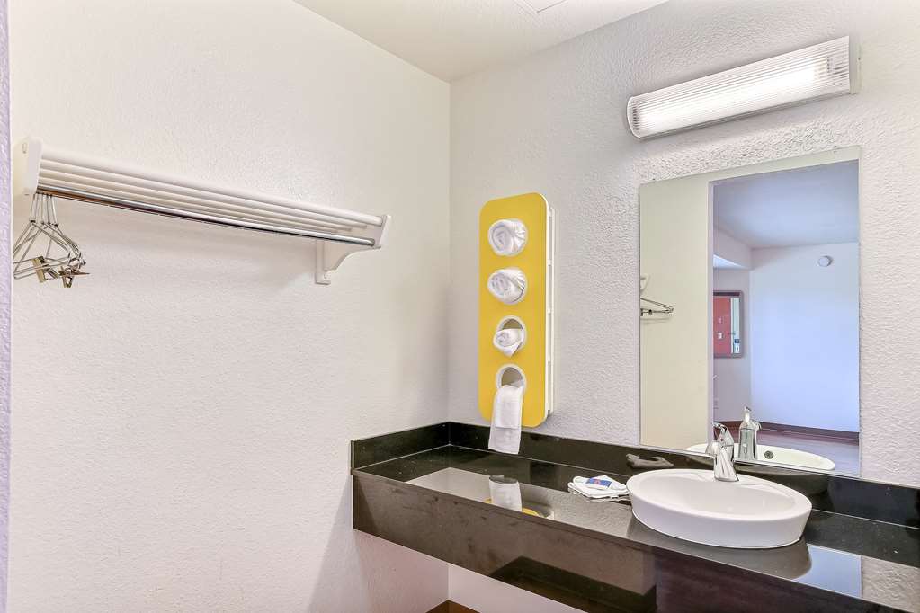 Motel 6 Pinole CA - photo 19