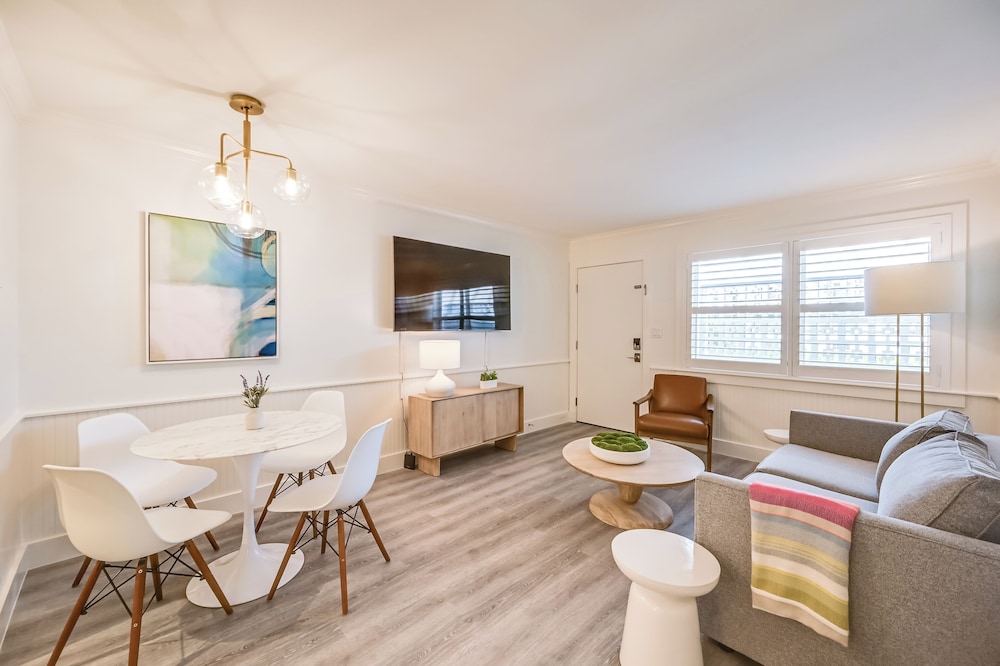 Updated Dtwn Naples Condo Across From Beach — 4-Star Luxury Hotel in Naples, United States