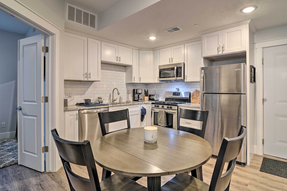 Centrally Located Traverse City Condo 1 Mi to Bay — 4-Star Luxury Hotel in Traverse City, United States