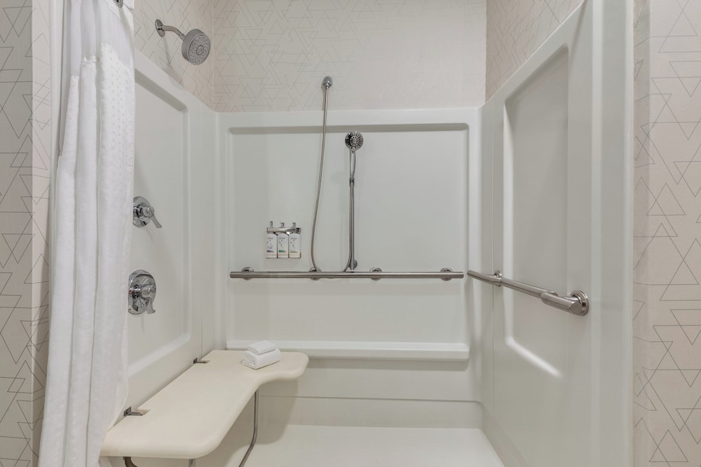 Holiday Inn Express Hotel & Suites North Fremont By Ihg - photo 12