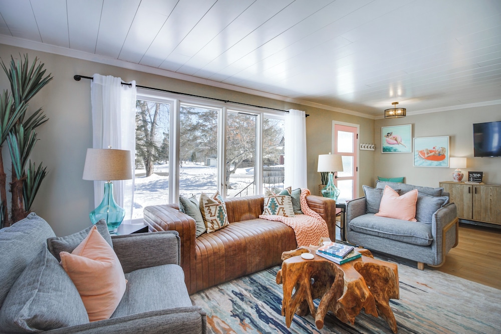 Home Rental on Detroit Lake Dock Game Room — 4-Star Luxury Hotel in Detroit Lakes, United States