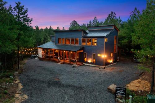 Unwind in Style NEW Sip and Stay Hideaway in Broken Bow, United States