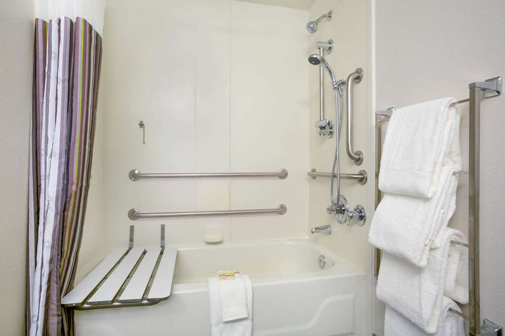 La Quinta Inn & Suites by Wyndham St. Louis Westport - photo 38