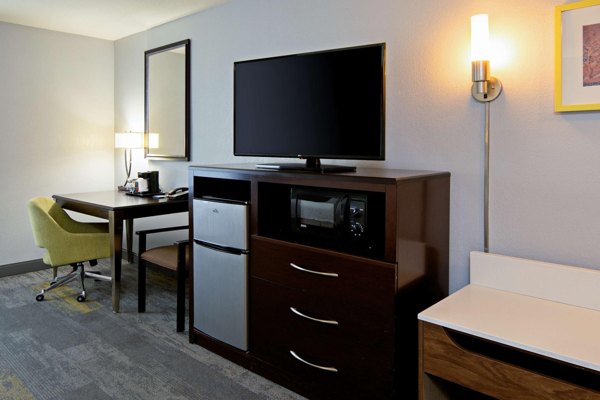Hampton Inn & Suites Bakersfield Hwy 58 CA - photo 13