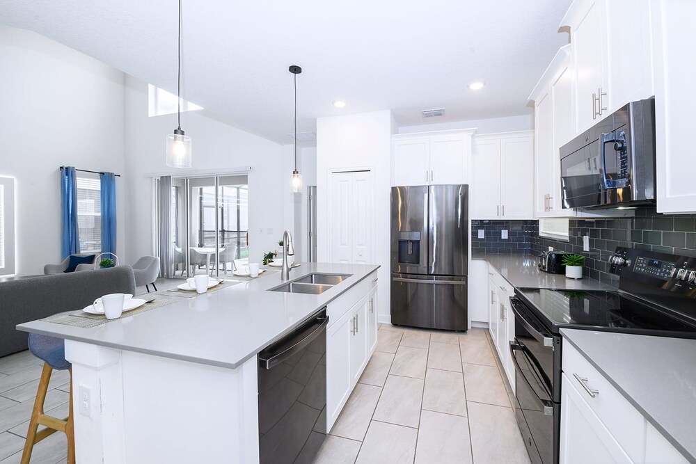 Bright & Airy 5BR Resort Home with Pool - photo 17