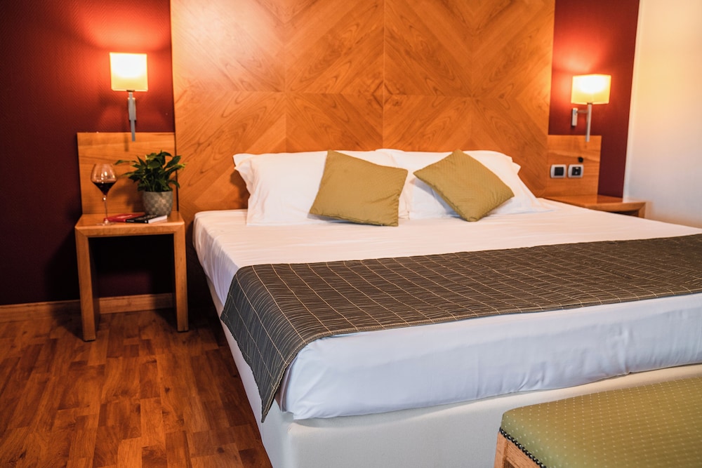 Hotel Pergola — 4-Star Luxury Hotel in Legnago, Italy