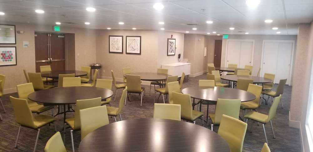 Holiday Inn Express & Suites Seattle Sea Tac Airport - photo 39