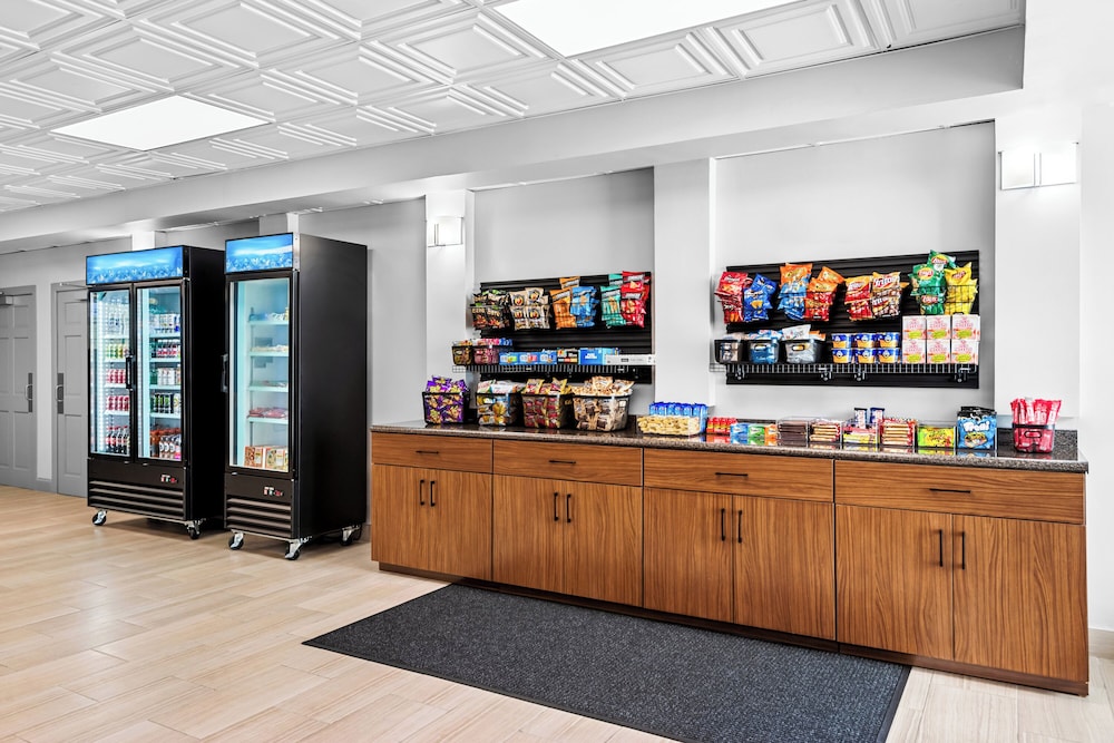 HomeTowne Studios by Red Roof & Conference Center Cortland - photo 32