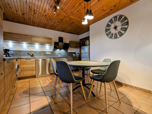 Gîte avec terrasse privative et jardin fleuri à Saugues tout inclus FR 1 582 90 — hotel in Saugues