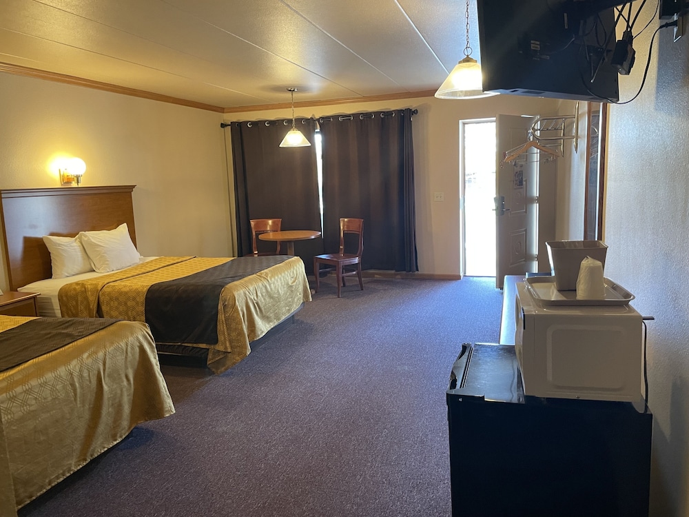 Amber's Inn & Suites - photo 7
