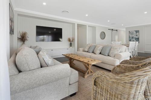 4 Bedroom Home with Theatre Room Close To CBD And Beaches. — 4-Star Luxury Hotel in Sunshine Bay, Australia