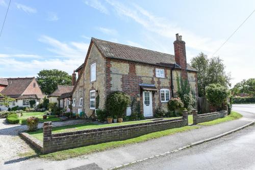 Spence Cottage Birdham 15912117 — Birdham