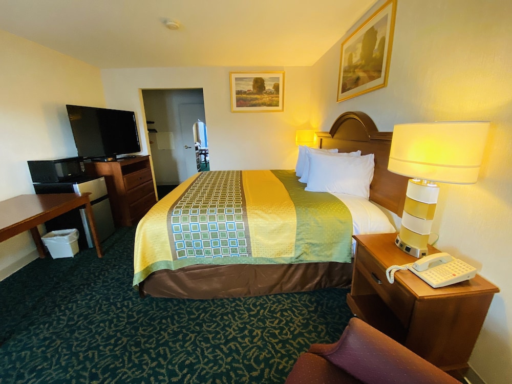 Harrisonville Inn & Suites - photo 3