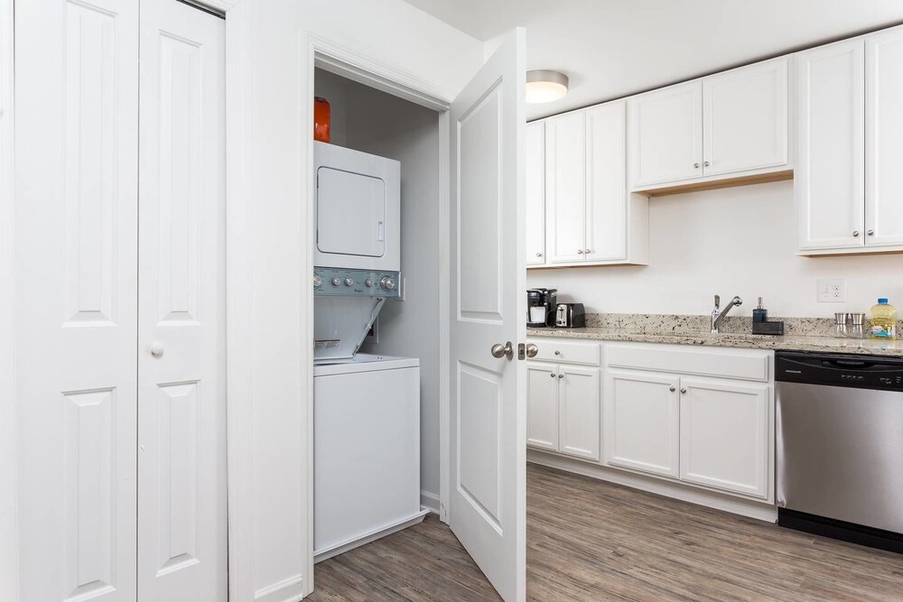 8 BRs Comprised of 4 2BR Suites by Domio - photo 46