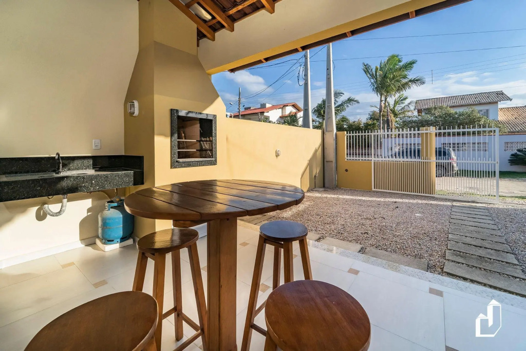 Casa com 02 dormitórios