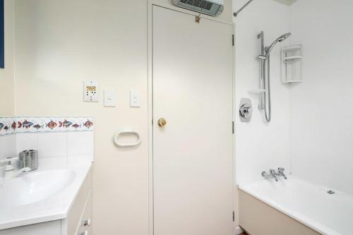 Southern Serenity Wanaka Holiday Home — 4-Star Luxury Hotel in Wanaka, New Zealand