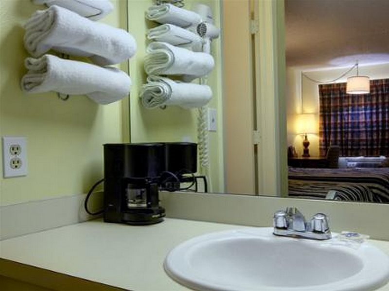 Americas Best Value Inn Comanche - photo 10