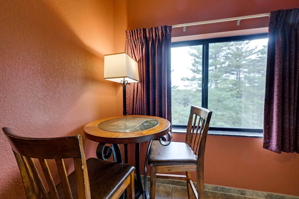 Wisconsin Dells Resort Condo w 2 Fireplaces - photo 7