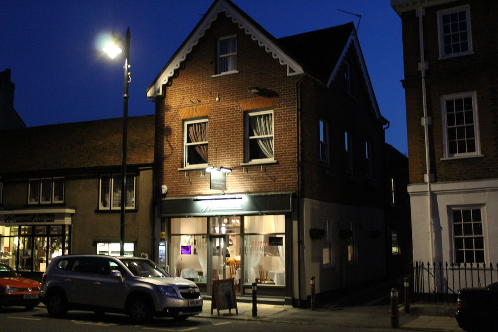 Hamilton's — 4-Star Luxury Hotel in Chertsey, United Kingdom