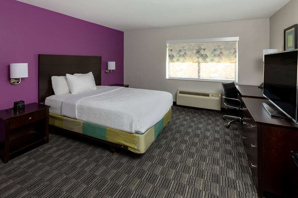 La Quinta Inn & Suites by Wyndham Houston NW Brookhollow - photo 24