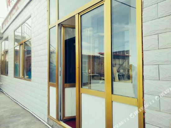 QinghaiLakeBlackHorseRiverSnowLandHotel — hotel in Gonghe