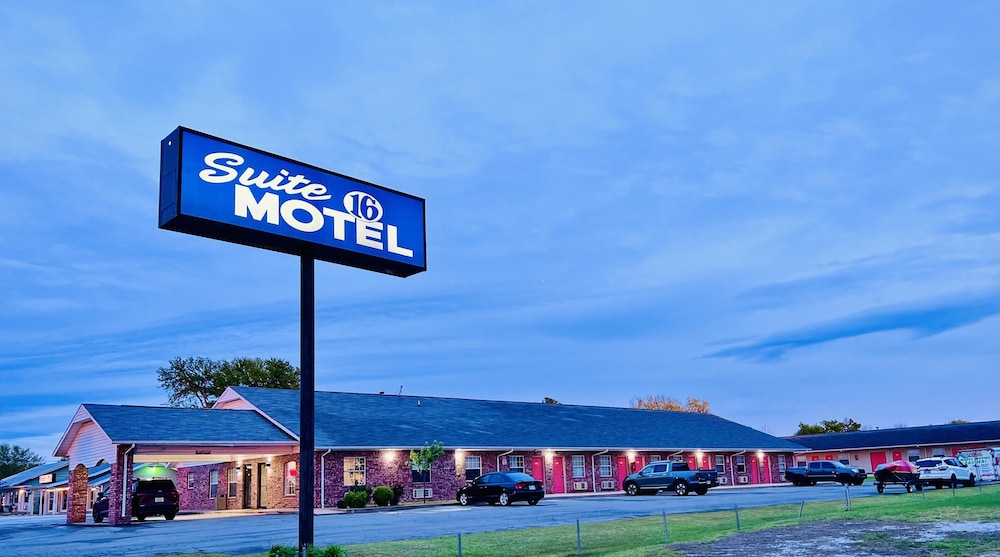 Suite 16 Motel - photo 12