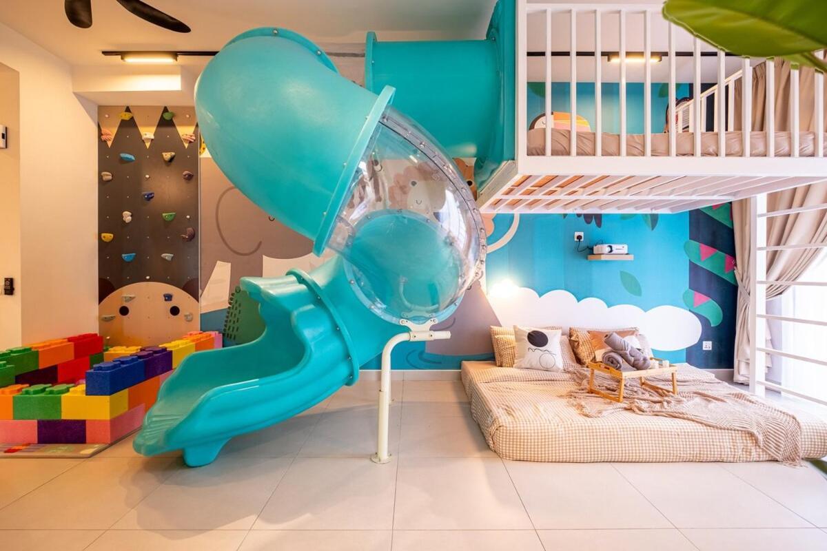 KL No1 Kids Slides w Climbing Wall Kids Friendly — 4-Star Luxury Hotel in Kuala Lumpur, Malaysia