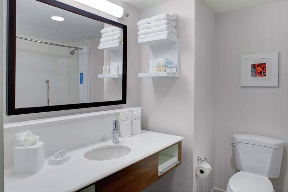 Hampton Inn and Suites Manchester - photo 26