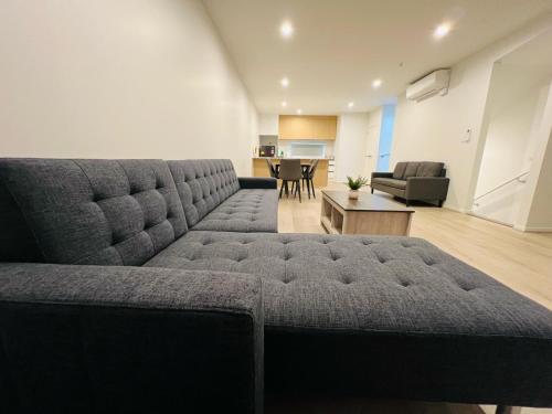 Lower Hutt Central Brand New 3 bedroom 2 Bath Spacious House Balcony Private garage — 4-Star Luxury Hotel in Lower Hutt, New Zealand